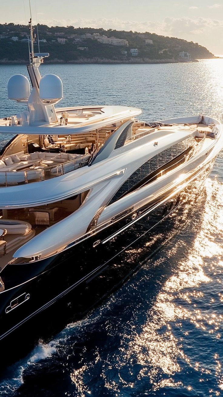 Яхта в морі на золотій годині