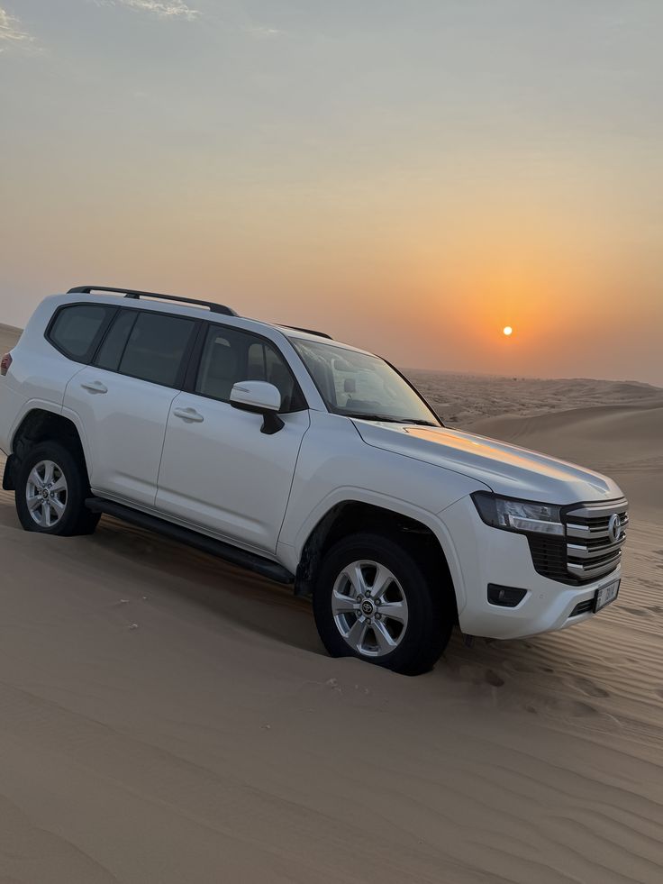 Сафарі у савані, джип на заході сонця